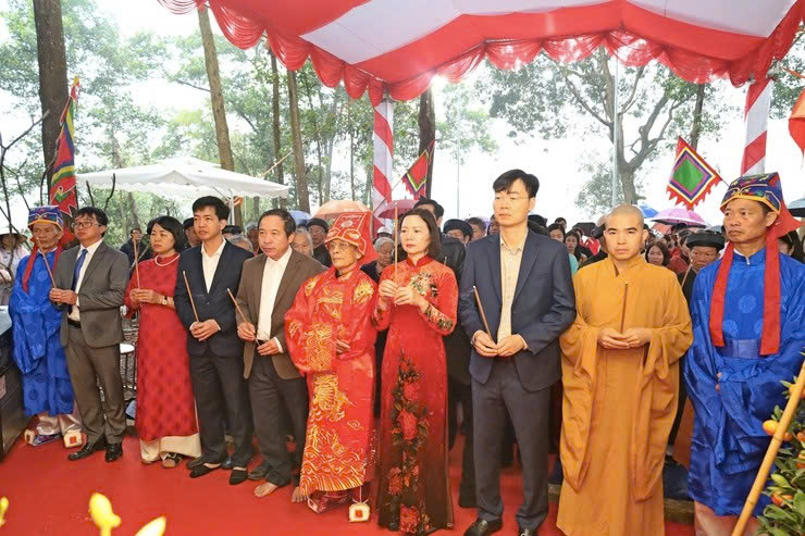 Phường Tùng Thiện dâng hương đầu xuân tại Đền Hải Hạc, gìn giữ không gian văn hóa tâm linh vùng Tam Sơn