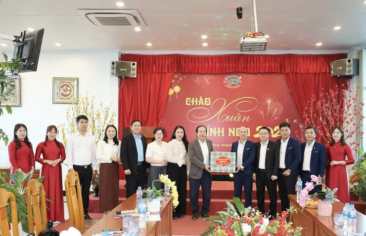 Phường Tùng Thiện thăm, động viên doanh nghiệp đầu xuân Bính Ngọ 2026