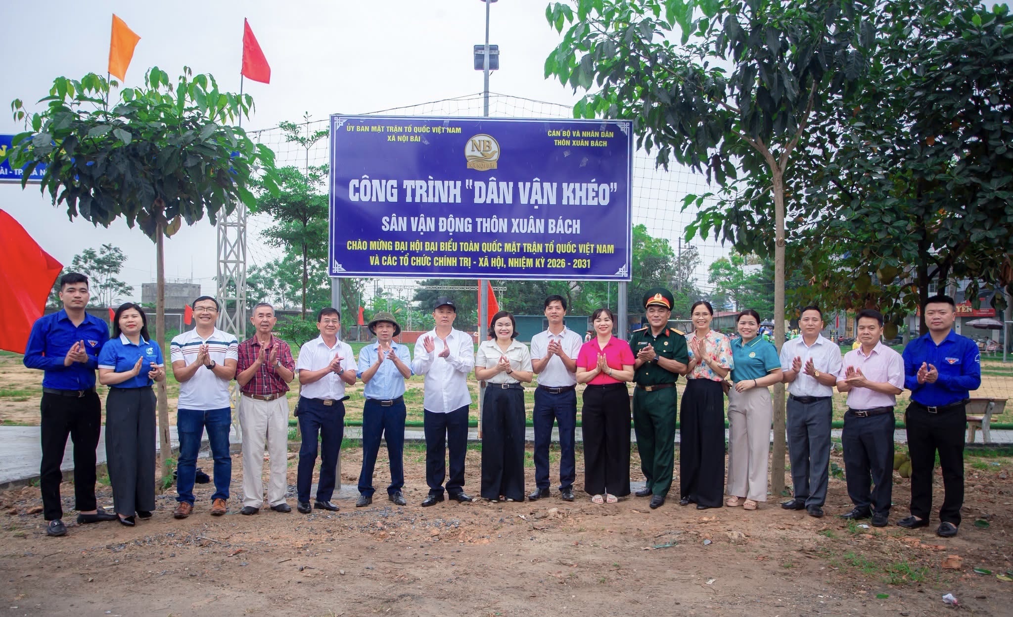 Xã Nội Bài gắn biển công trình dân vận khéo sân vận động thôn Xuân Bách, lan tỏa sức mạnh đại đoàn kết toàn dân