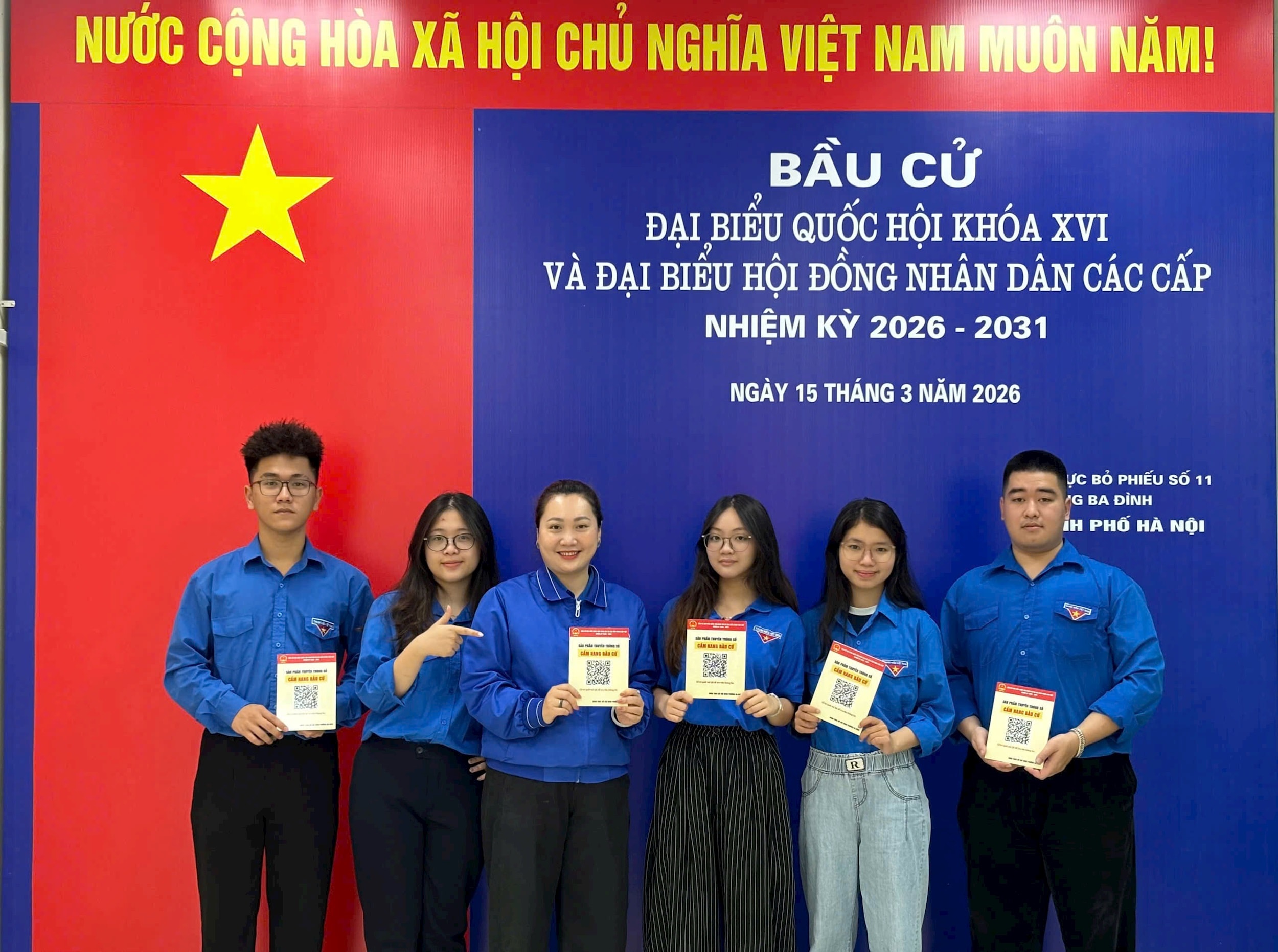 Tuổi trẻ Ba Đình số hóa “Cẩm nang bầu cử”, gắn mã QR tại 69 điểm phục vụ cử tri