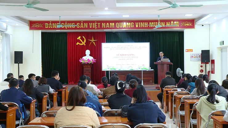 Hơn 70 đảng viên mới tham gia lớp bồi dưỡng lý luận chính trị