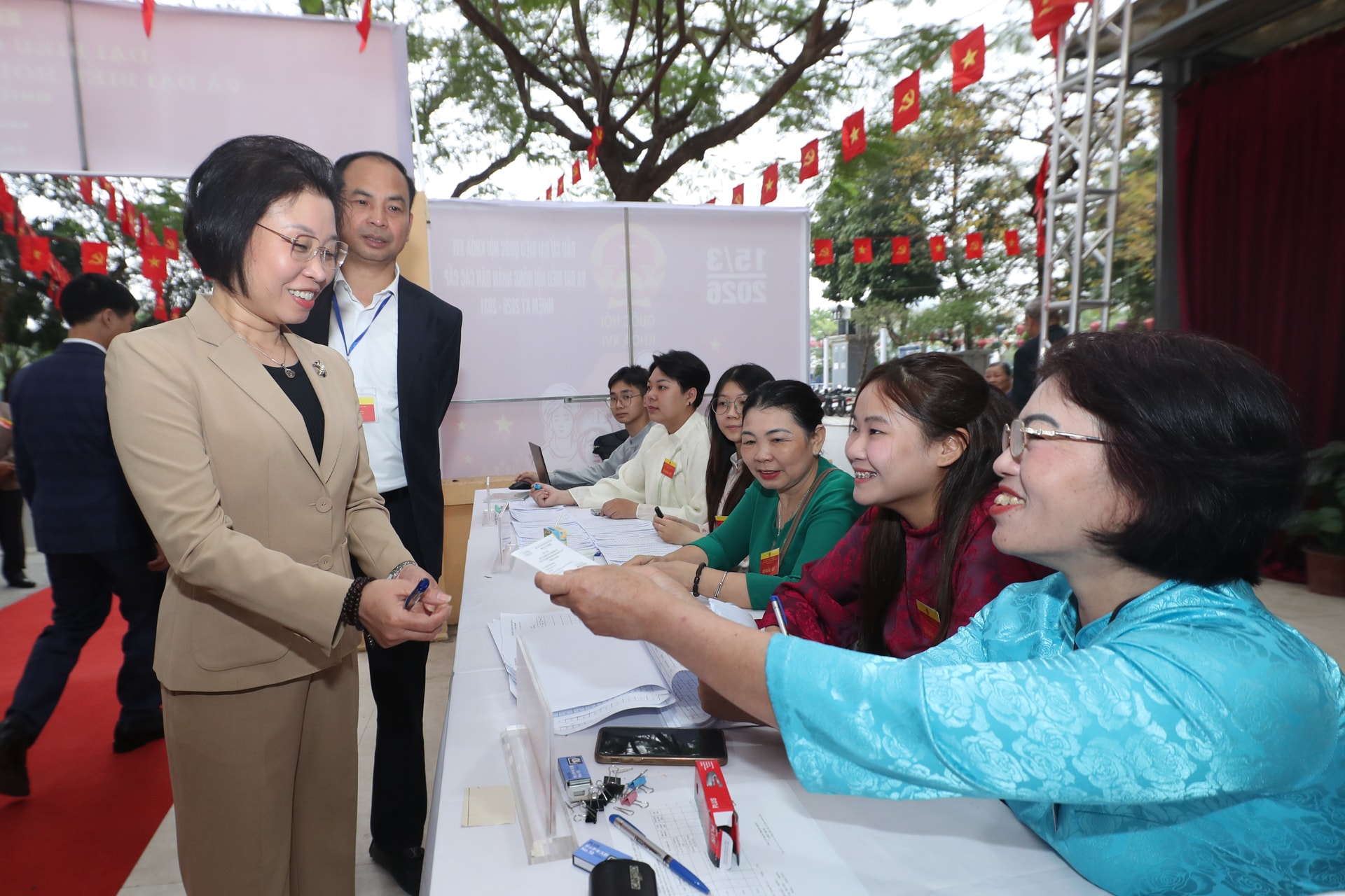 Phó Chủ tịch HĐND thành phố Phạm Thị Thanh Mai tham gia bỏ phiếu tại phường Tây Hồ, cử tri phấn khởi thực hiện quyền công dân