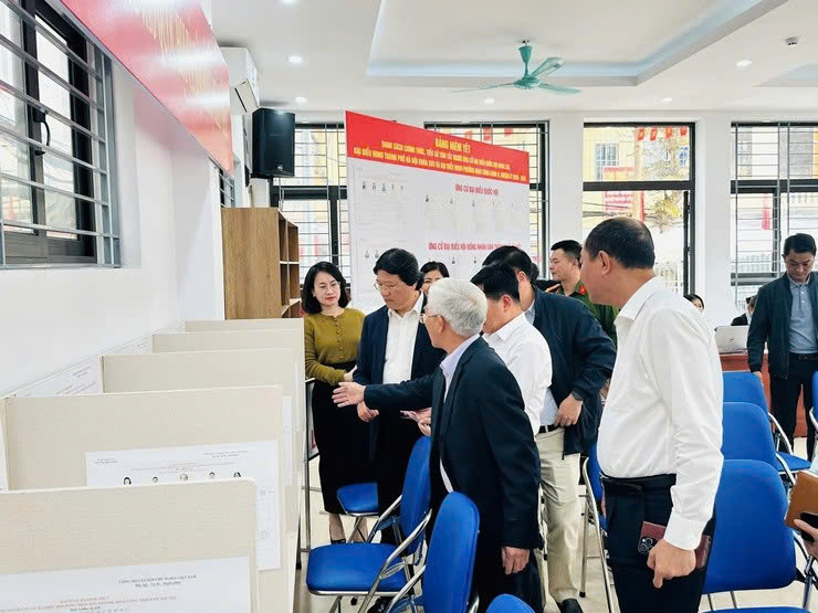 Đoàn giám sát Ủy ban MTTQ Việt Nam thành phố kiểm tra công tác chuẩn bị bầu cử tại điểm bầu cử số 32