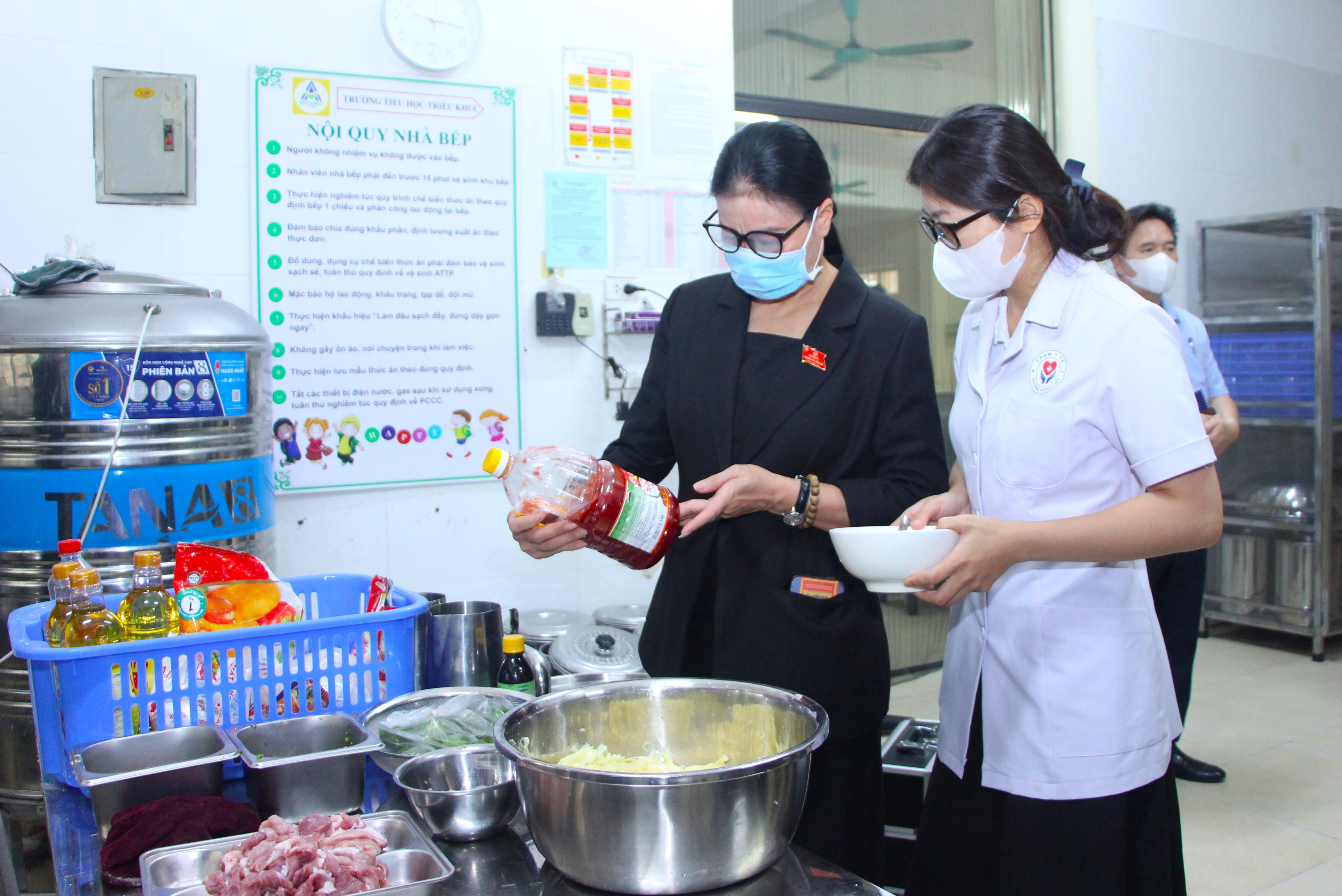Đoàn giám sát HĐND thành phố làm việc tại phường Thanh Liệt: Siết chặt thu - chi trong giáo dục và an toàn bữa ăn bán trú