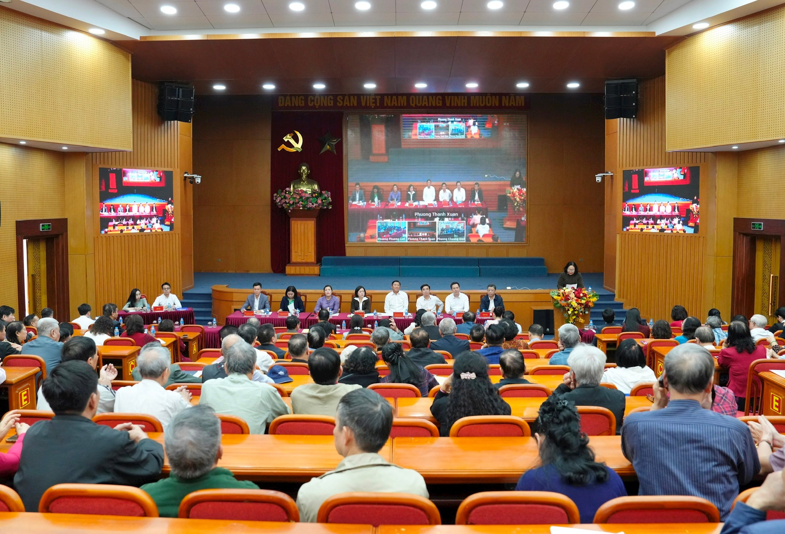 Ứng cử viên HĐND thành phố Hà Nội khóa XVII đối thoại thẳng thắn với cử tri ba phường Thanh Xuân, Khương Đình, Phương Liệt