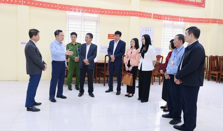 Trưởng ban Tổ chức Thành ủy Hà Nội kiểm tra công tác chuẩn bị bầu cử tại xã Yên Lãng