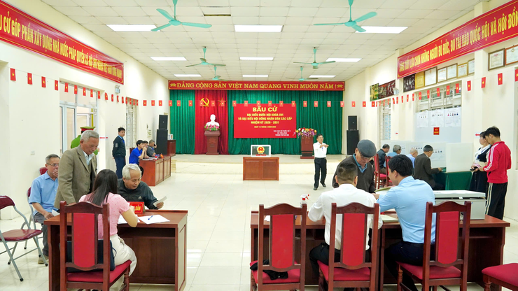 Xã Yên Lãng khai mạc bầu cử trang trọng, cử tri nô nức thực hiện quyền công dân trong ngày hội non sông