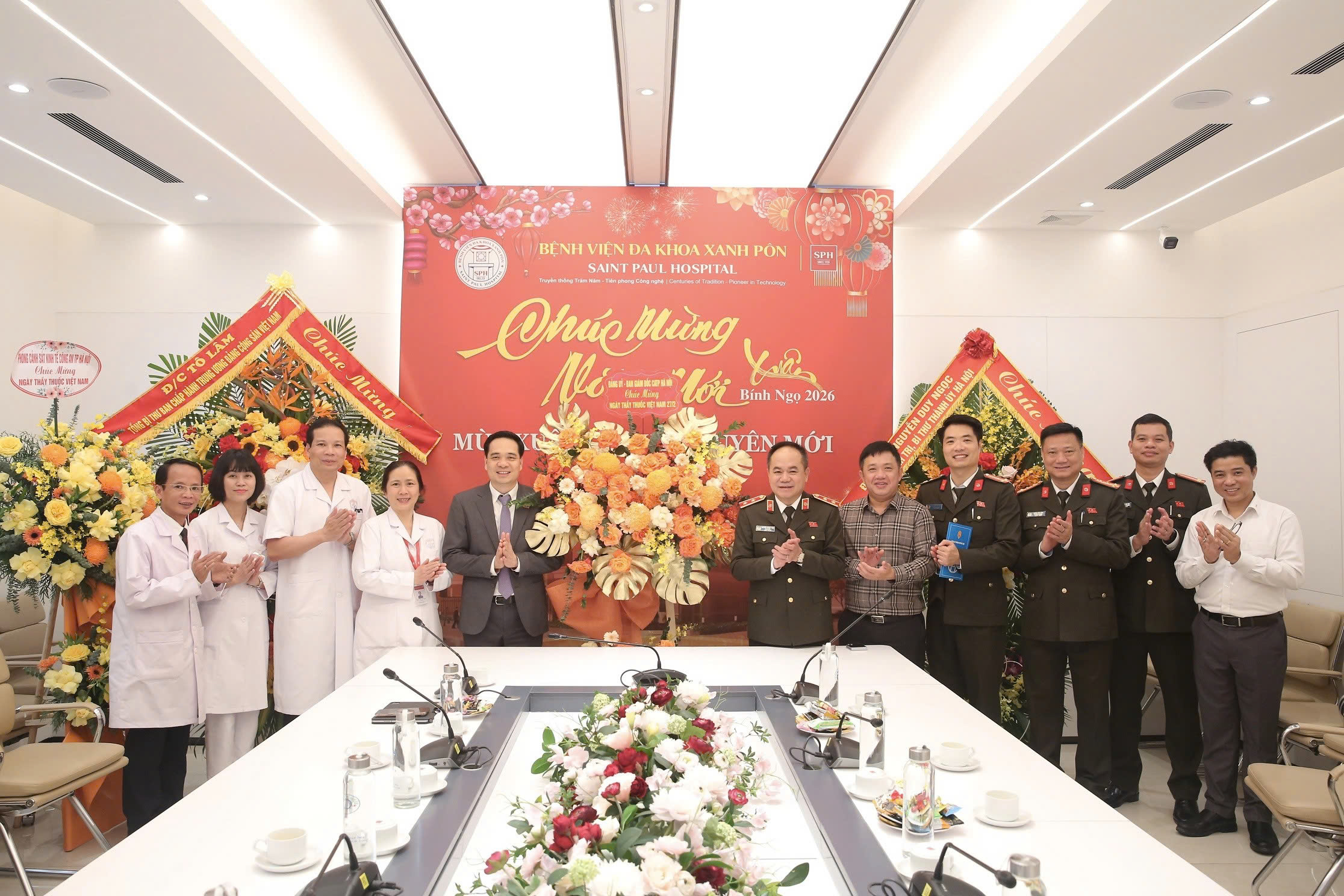 Công an thành phố Hà Nội thăm, chúc mừng các bệnh viện nhân Ngày Thầy thuốc Việt Nam 27-02