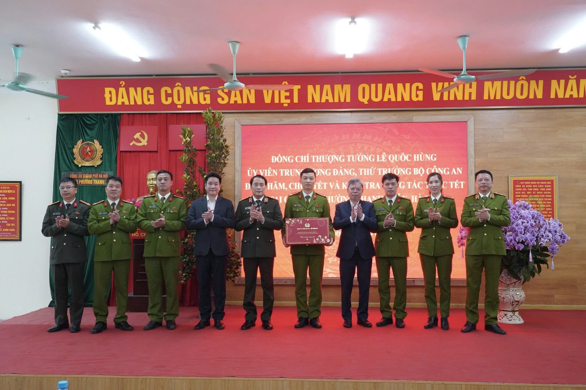 Thứ trưởng Bộ Công an kiểm tra trực chiến, chúc Tết lực lượng Công an Thủ đô dịp Xuân Bính Ngọ 2026