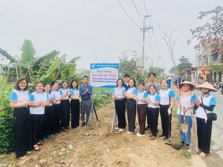 Phụ nữ xã Sóc Sơn trồng 150 cây xanh, lan tỏa thông điệp xây dựng môi trường xanh trước thềm ngày hội bầu cử