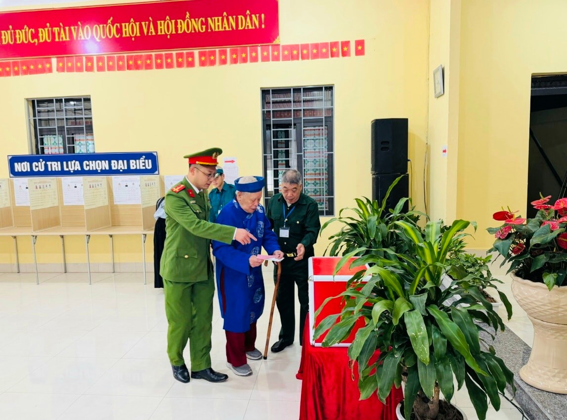 Xã Ngọc Hồi công bố 23 đại biểu HĐND khóa XXIII, tỷ lệ cử tri đi bầu đạt 99,86%