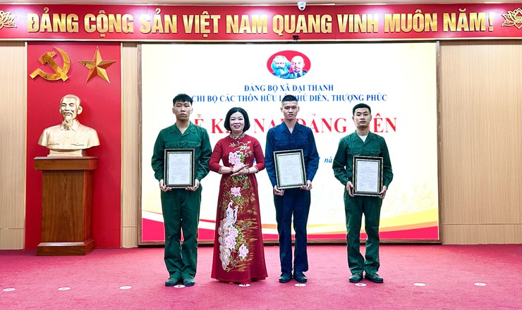 Xã Đại Thanh kết nạp đảng viên cho thanh niên ưu tú trước ngày lên đường nhập ngũ