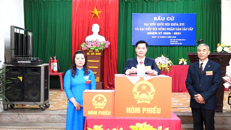 Chủ tịch UBND xã Dân Hoà dự lễ khai mạc và trực tiếp tham gia bỏ phiếu bầu cử tại Nhà văn hóa thôn Hoàng Trung