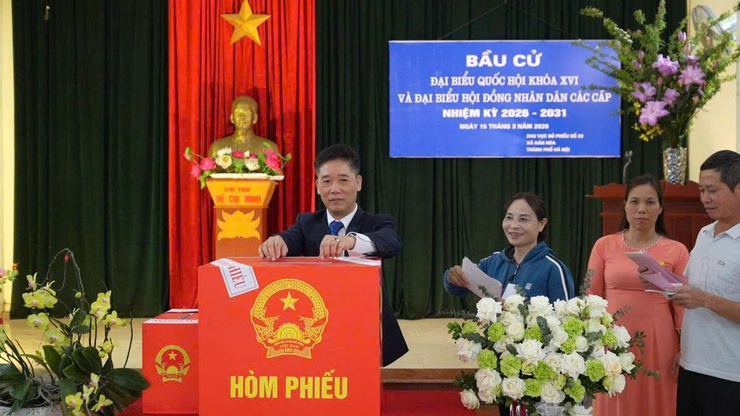 Phó Bí thư Thường trực Đảng ủy xã Dân Hoà dự lễ khai mạc và trực tiếp tham gia bỏ phiếu tại khu vực bỏ phiếu thôn Tri Lễ 2