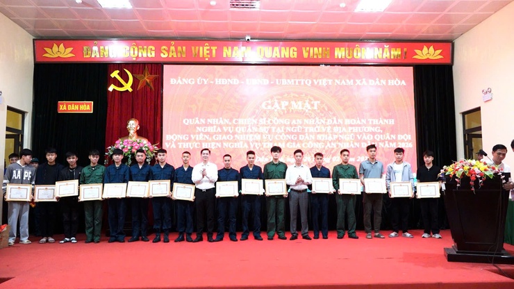 Xã Dân Hòa gặp mặt, động viên thanh niên lên đường nhập ngũ năm 2026