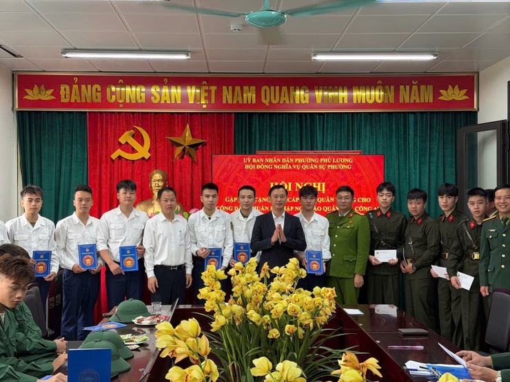 Phường Phú Lương tổ chức gặp mặt, cấp phát quân trang, tiếp thêm khí thế cho tân binh lên đường nhập ngũ năm 2026