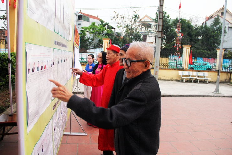 Phó Bí thư Thường trực Đảng ủy xã Quảng Bị dự lễ khai mạc bầu cử tại thôn Lam Điền