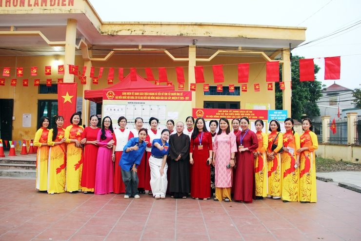 Rực rỡ áo dài ngày bầu cử: Phụ nữ Quảng Bị lan tỏa tinh thần dân chủ, trách nhiệm công dân