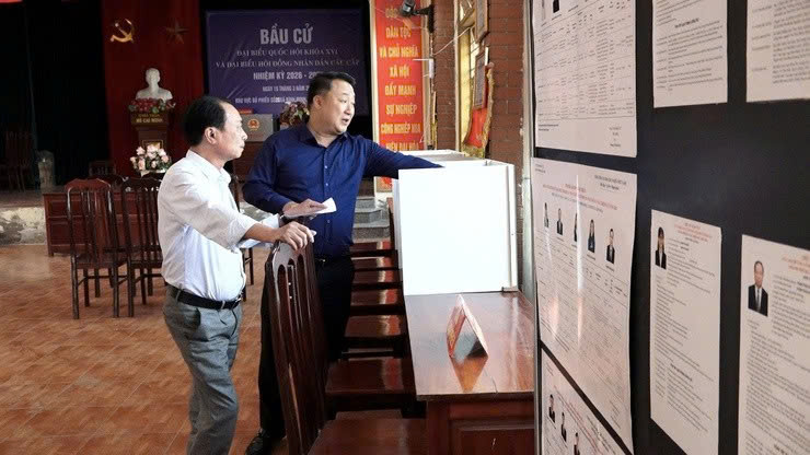 Bí thư Đảng ủy xã Bình Minh kiểm tra công tác chuẩn bị bầu cử tại 46 khu vực bỏ phiếu