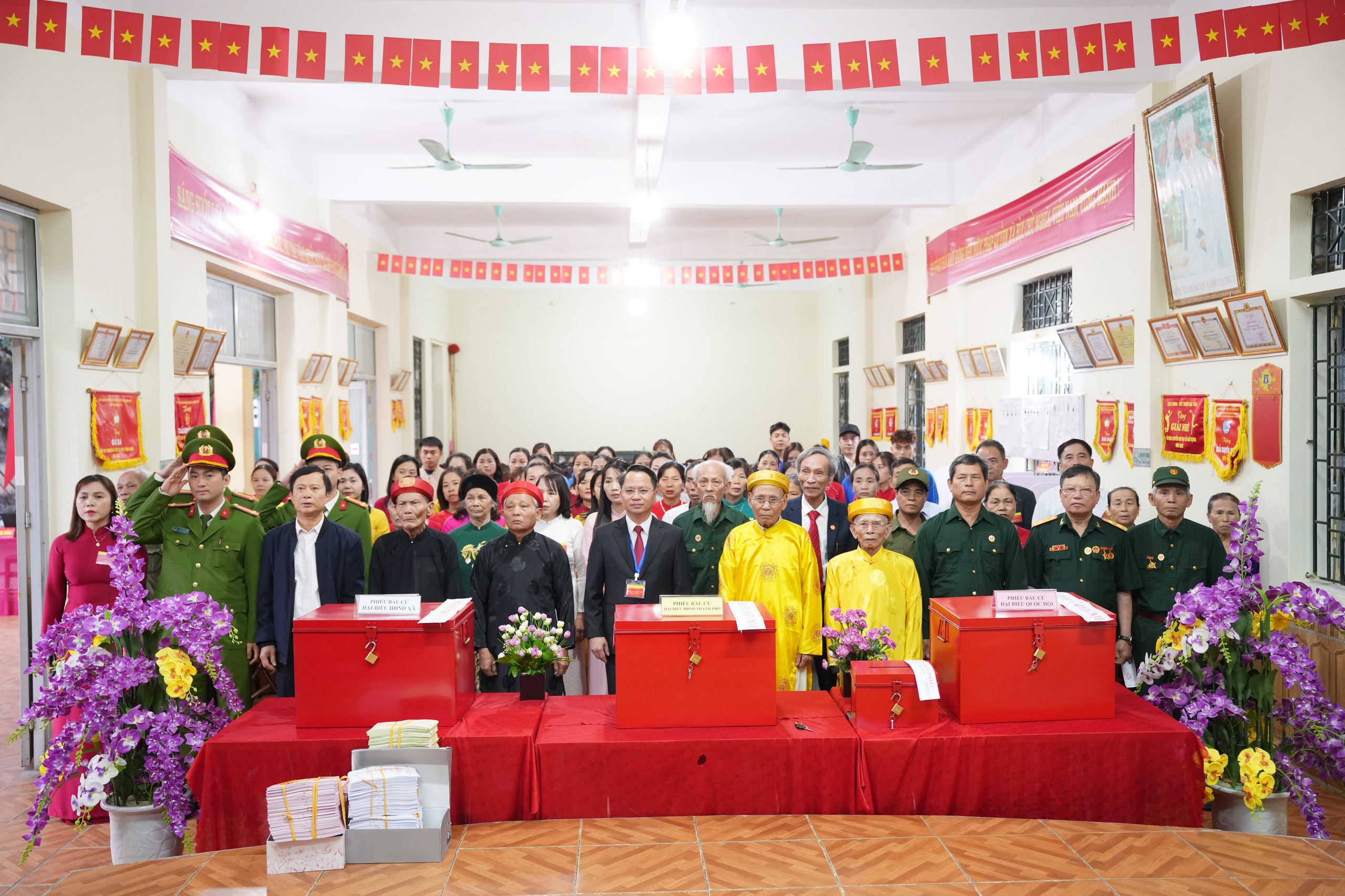 Chủ tịch UBND xã Quảng Bị dự khai mạc bầu cử trang trọng tại khu vực bỏ phiếu số 01, bảo đảm dân chủ, đúng quy định