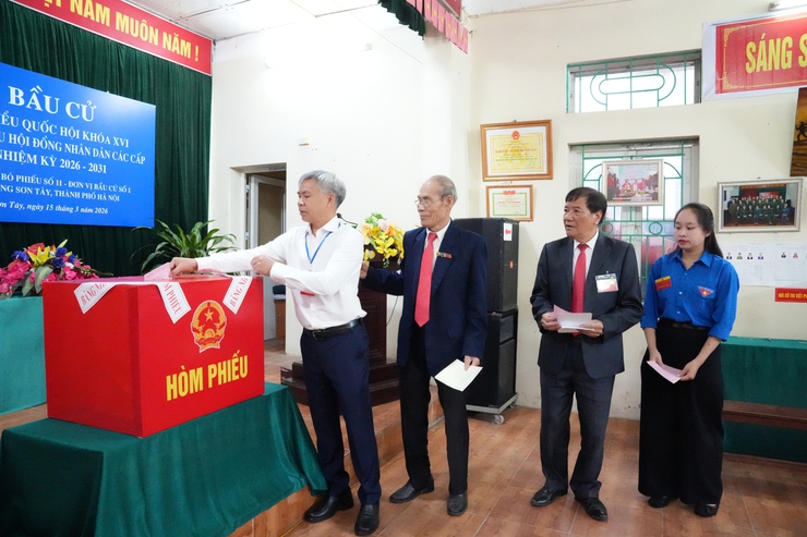 Phường Sơn Tây rực rỡ Ngày hội bầu cử, hơn 53 nghìn cử tri hăng hái thực hiện quyền công dân