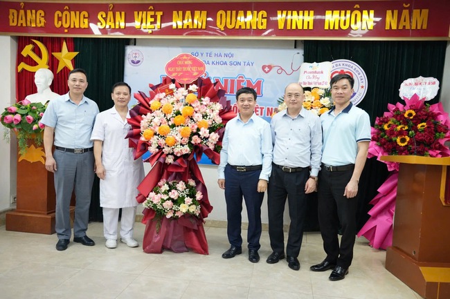 Lãnh đạo phường Sơn Tây thăm, chúc mừng Bệnh viện Đa khoa Sơn Tây nhân Ngày Thầy thuốc Việt Nam