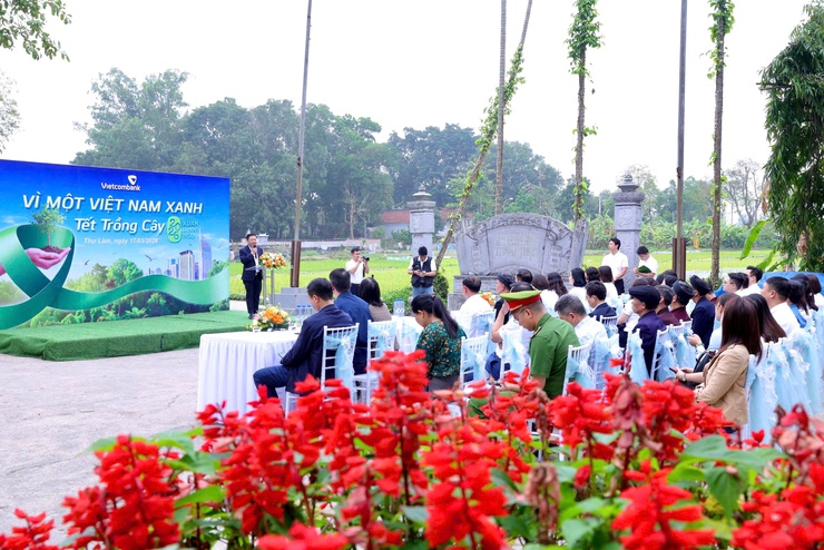 “Vietcombank - Vì một Việt Nam xanh”: Lan tỏa tinh thần trồng cây, bảo vệ môi trường tại Đền Sái