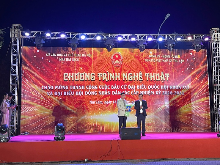 Nhà hát Kịch Hà Nội mang đêm diễn đặc sắc về Thư Lâm, lan tỏa niềm vui sau ngày hội bầu cử