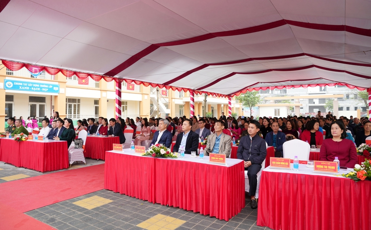 Phường Sơn Tây khai bút đầu Xuân, phát động Tết trồng cây lan tỏa tinh thần hiếu học và xây dựng đô thị xanh