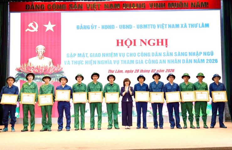 Xã Thư Lâm trao sổ tiết kiệm, giao nhiệm vụ cho thanh niên ưu tú trước ngày lên đường nhập ngũ