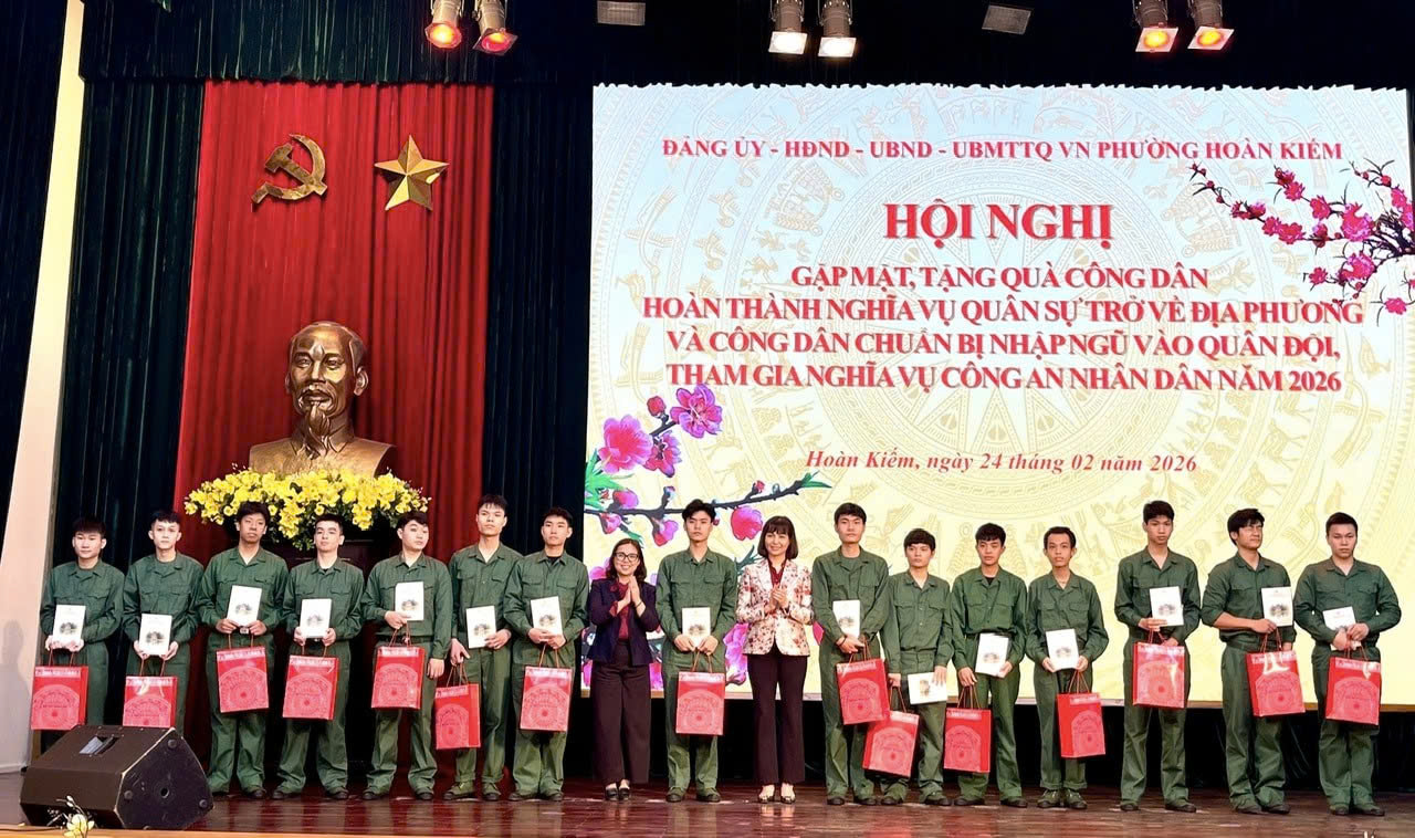 Phường Hoàn Kiếm trao sổ tiết kiệm, tiếp lửa thanh niên lên đường bảo vệ Tổ quốc