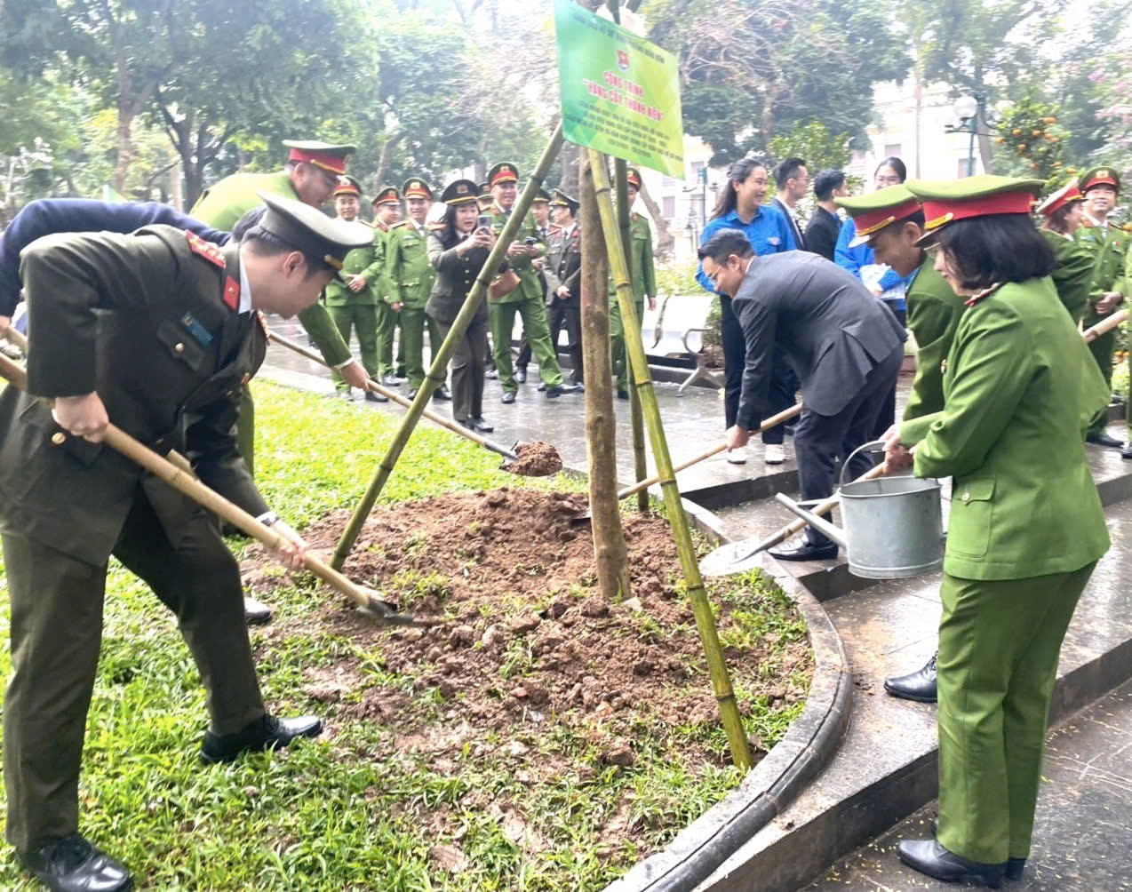 Phường Hoàn Kiếm phát động phong trào trồng cây đầu xuân, lan tỏa trách nhiệm xây dựng đô thị xanh
