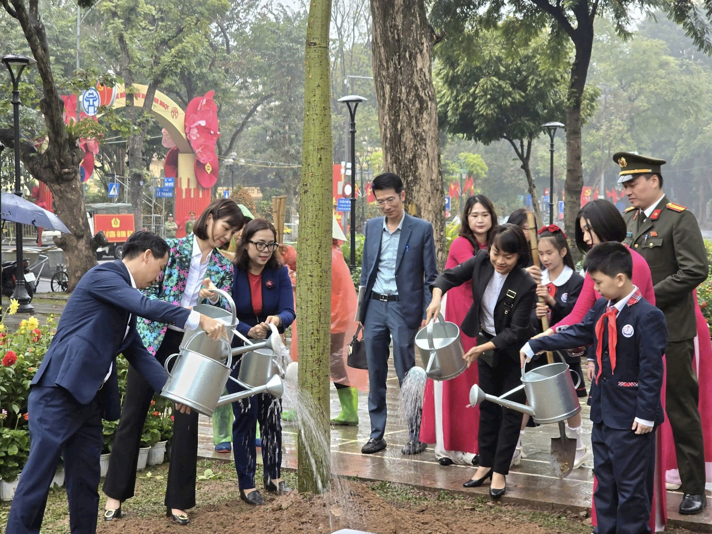 Phường Hoàn Kiếm lan tỏa phong trào trồng cây xanh, xây dựng “trái tim Thủ đô” xanh - sạch - đẹp