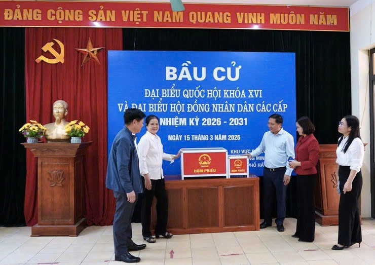 Bí thư Đảng ủy xã Quang Minh kiểm tra công tác chuẩn bị bầu cử tại các tổ bầu cử
