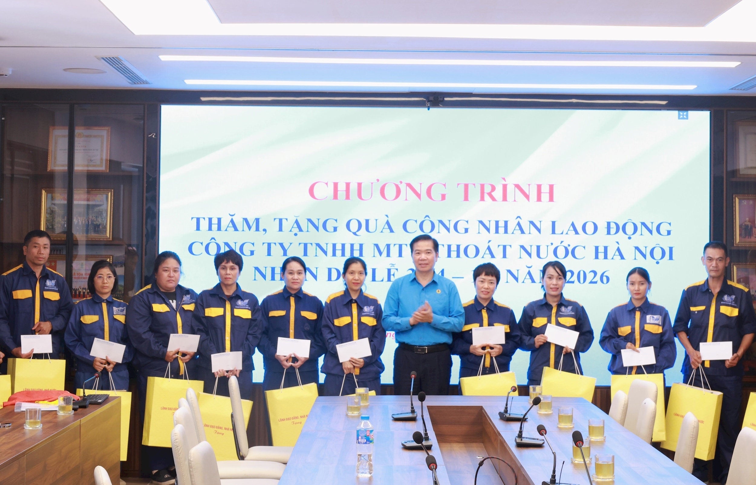 Trao 30 suất quà tặng công nhân lao động Công ty Thoát nước Hà Nội