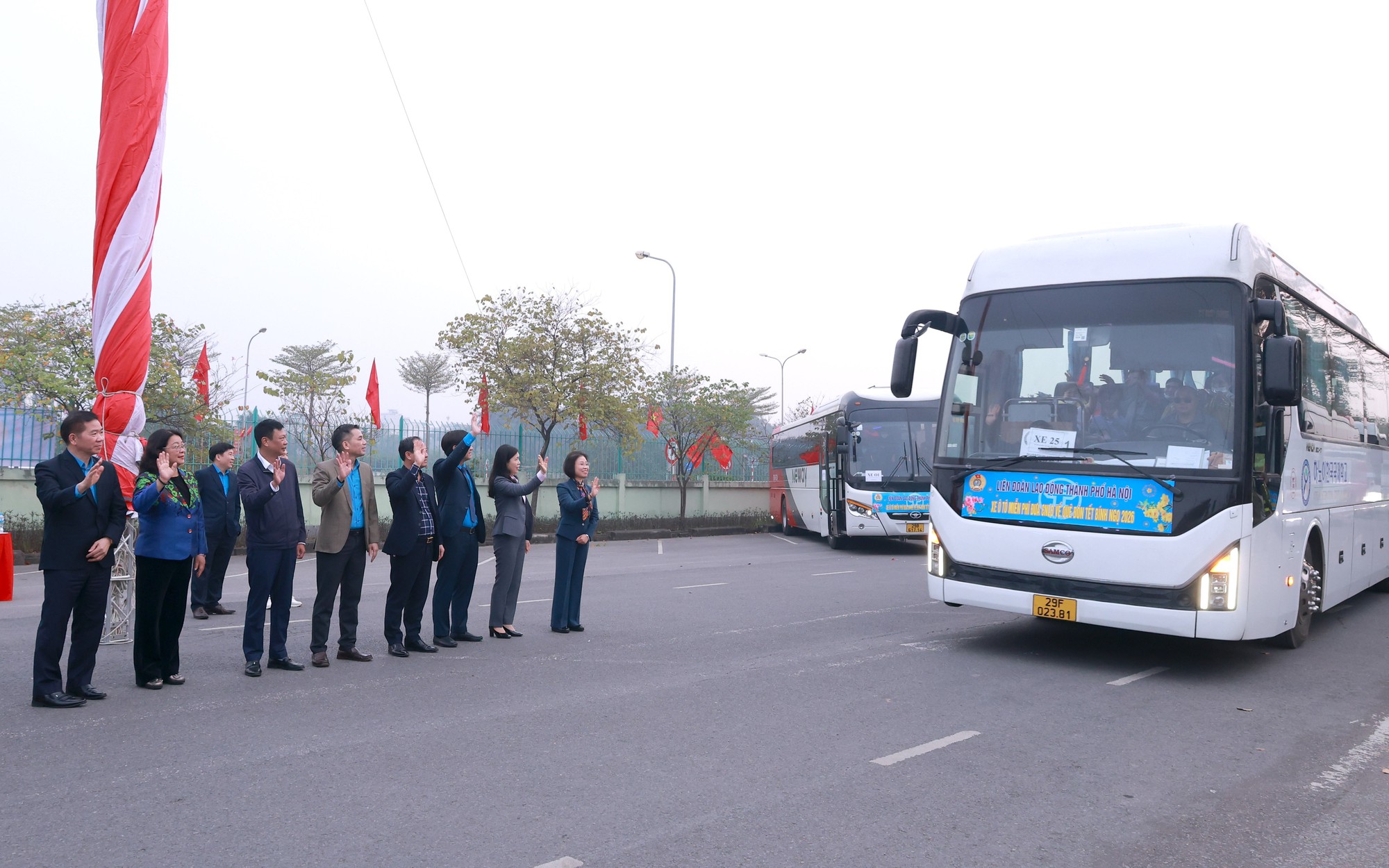 26 chuyến xe nghĩa tình đưa 1.200 công nhân Thủ đô về quê đón Tết