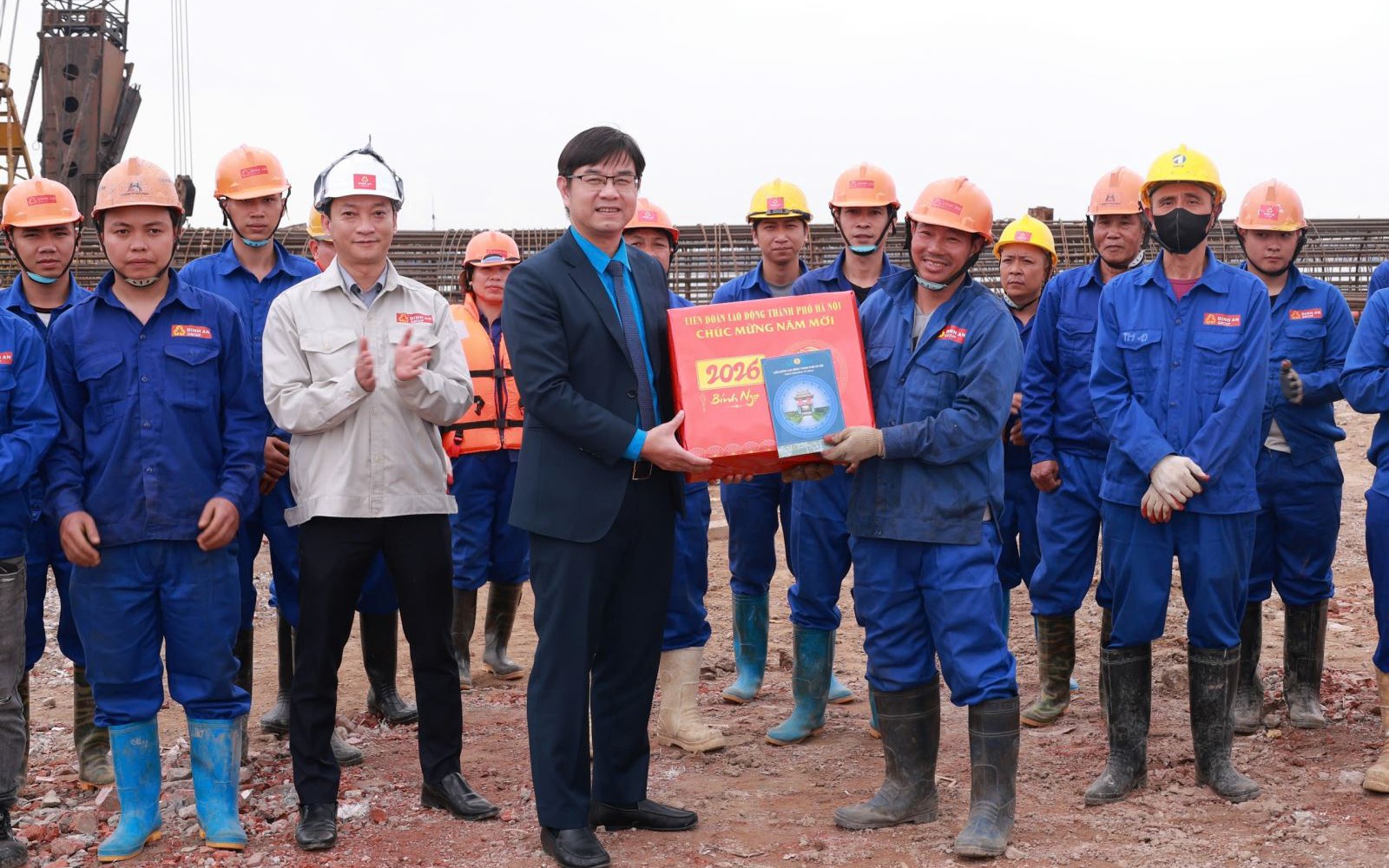 Chủ tịch Liên đoàn Lao động thành phố Hà Nội thăm, động viên công nhân thi công cầu Vân Phúc, cầu Thượng Cát xuyên Tết