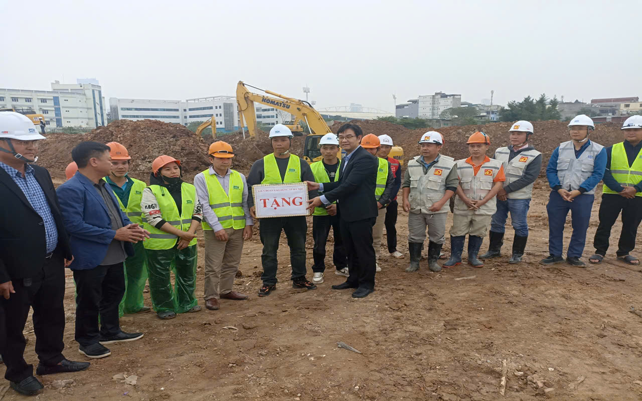 Lãnh đạo Liên đoàn Lao động Hà Nội động viên công nhân thi công xuyên Tết tại các dự án hồ điều hòa trọng điểm