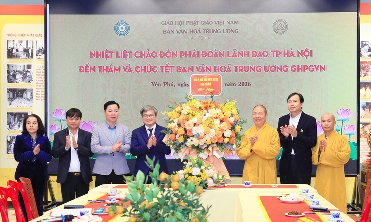 Phó Chủ tịch UBND thành phố Trương Việt Dũng thăm, chúc Tết Chùa Yên Phú và doanh nghiệp công nghệ cao INTECH dịp Xuân Bính Ngọ 2026