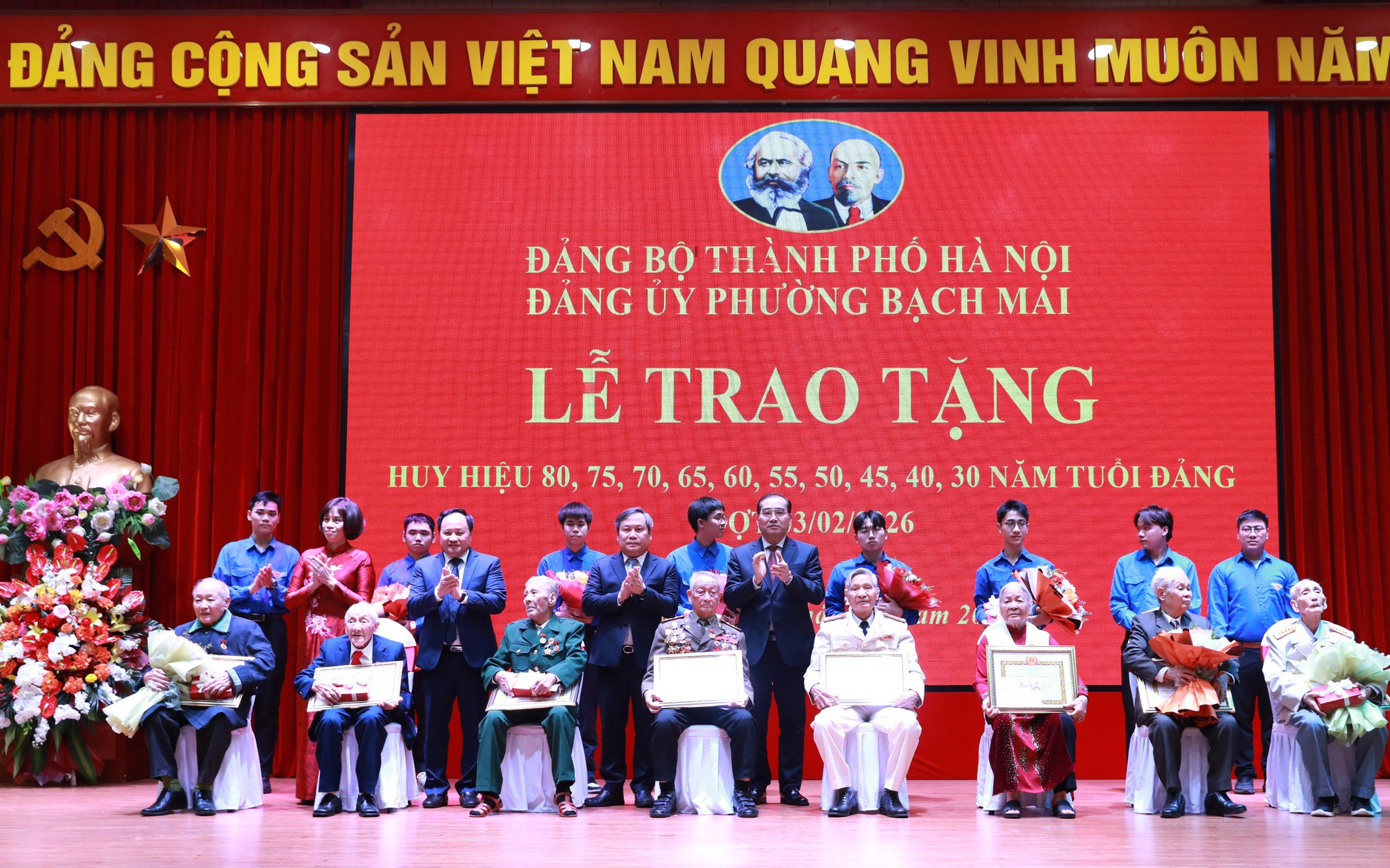 Phường Bạch Mai trao Huy hiệu Đảng cho 181 đảng viên, tôn vinh những cống hiến bền bỉ với Đảng và dân tộc