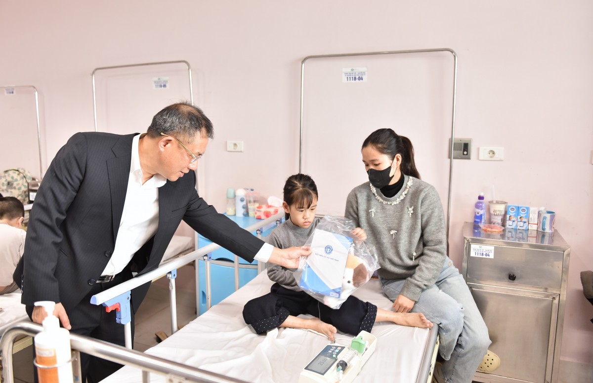 Hà Nội: Chương trình “Tết ấm” của BHXH Việt Nam tiếp thêm nghị lực cho bệnh nhi điều trị tại Bệnh viện Nhi Trung ương
