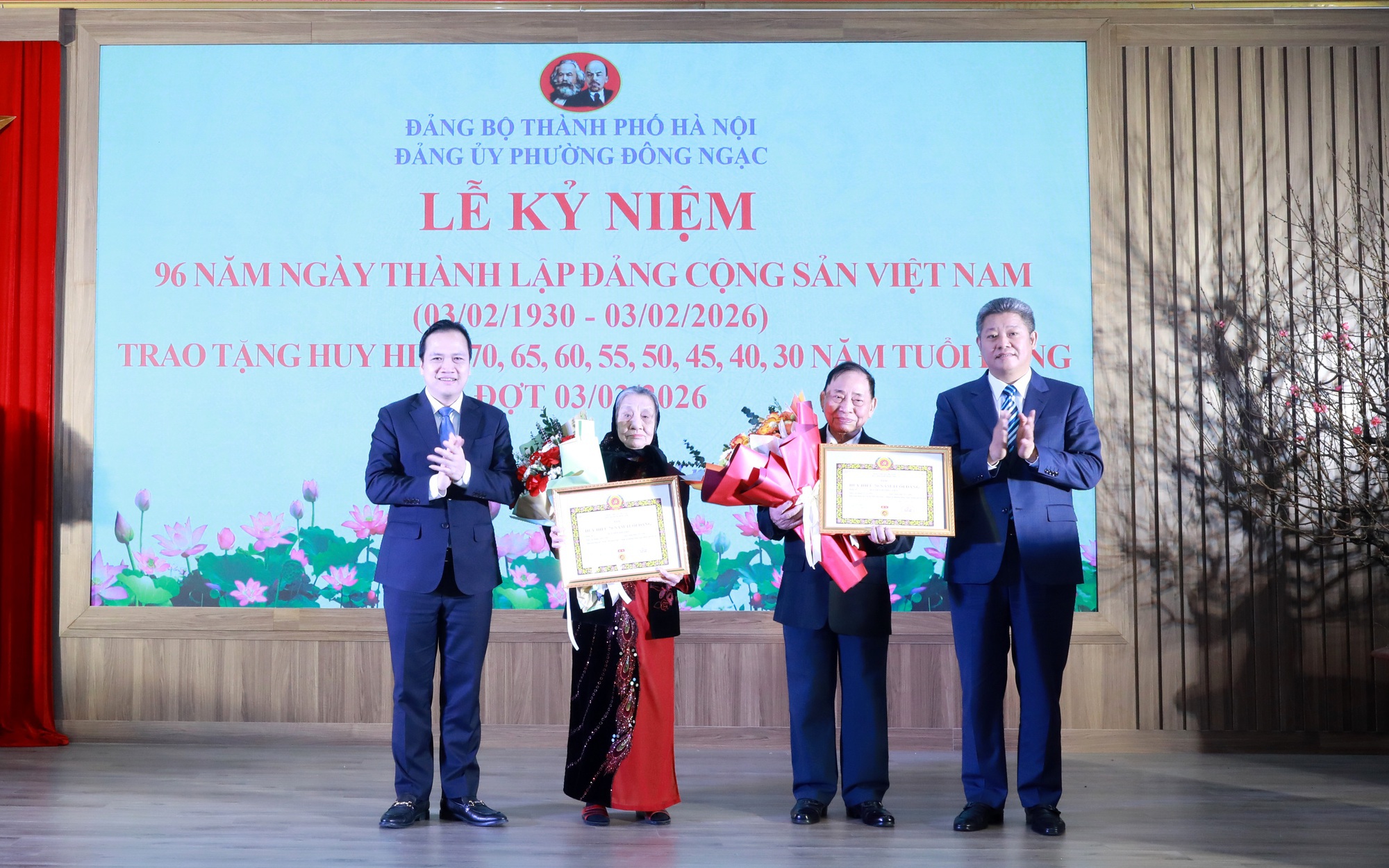 Phường Đông Ngạc: Phó Chủ tịch UBND Thành phố Nguyễn Mạnh Quyền trao Huy hiệu Đảng, củng cố nền tảng chính trị cơ sở