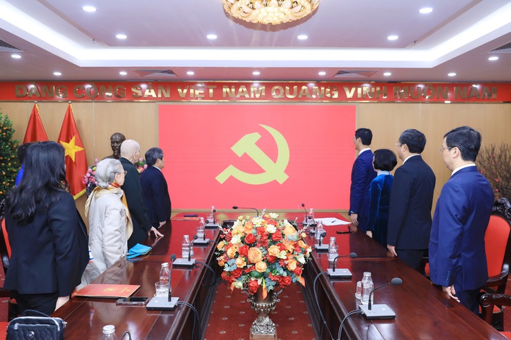 Phường Ngọc Hà: Đồng chí Vũ Đại Thắng trao Huy hiệu Đảng, tôn vinh cống hiến của đảng viên lão thành