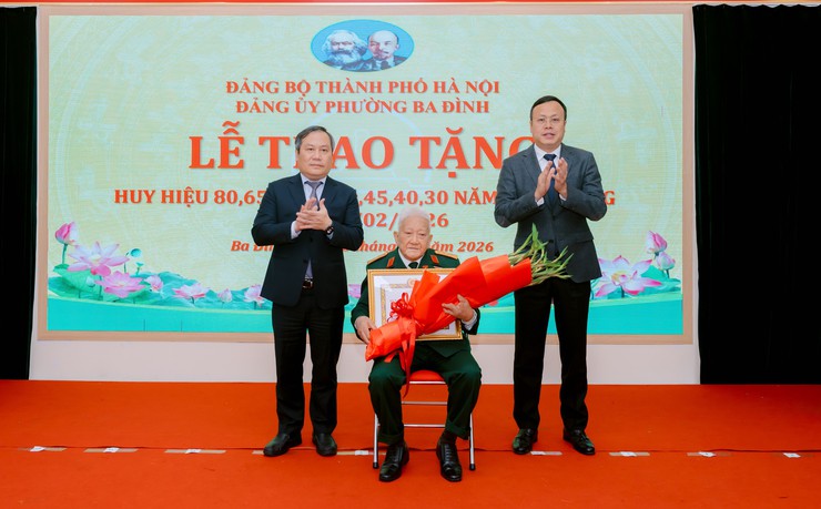 Phường Ba Đình: Đồng chí Vũ Đại Thắng trao Huy hiệu Đảng, lan tỏa giá trị cống hiến của đảng viên lão thành