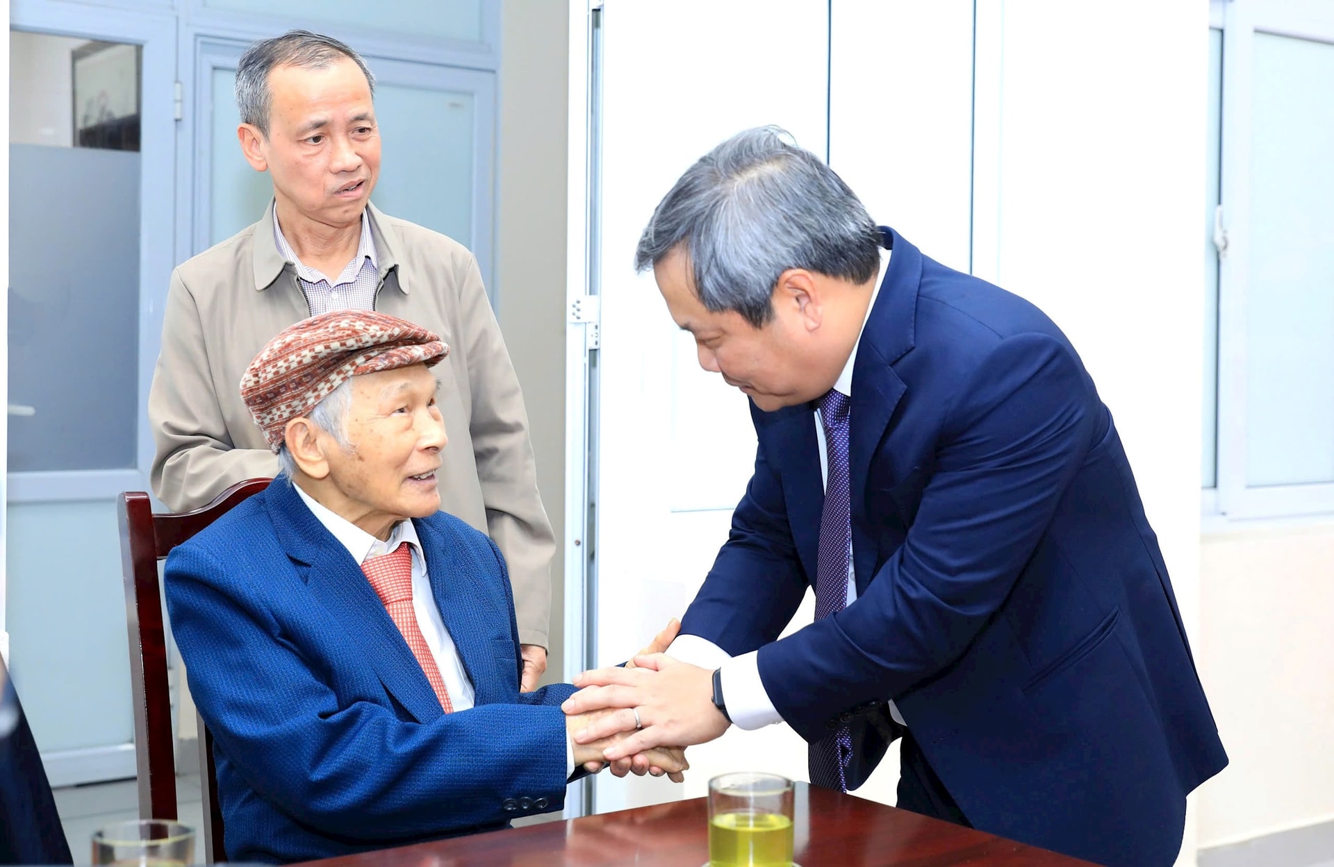 Phường Giảng Võ: Chủ tịch UBND Thành phố Vũ Đại Thắng trao Huy hiệu Đảng, lan tỏa giá trị bền bỉ của người đảng viên