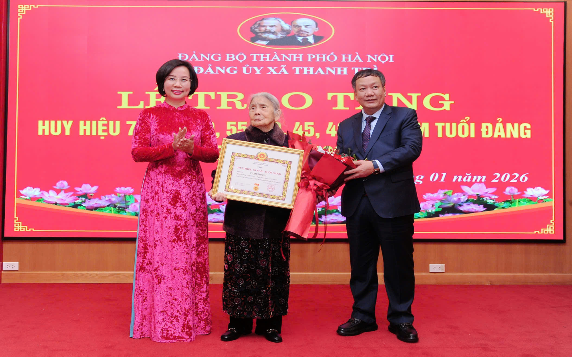 Đồng chí Bùi Huyền Mai dự trao Huy hiệu Đảng tại xã Thanh Trì, phường Tây Hồ, tri ân các đảng viên lão thành