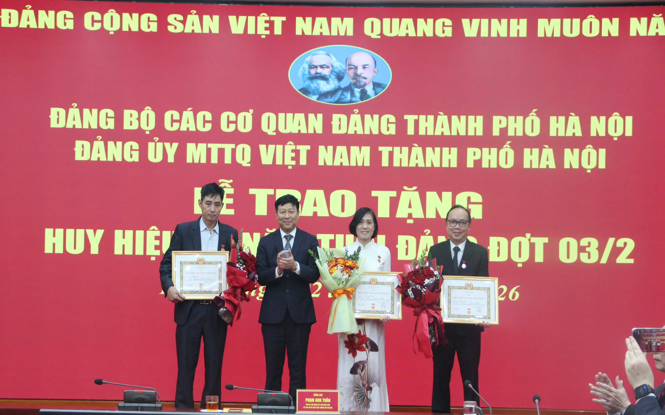Đảng bộ MTTQ Việt Nam thành phố Hà Nội trao Huy hiệu 30 năm tuổi Đảng cho 3 đảng viên tiêu biểu