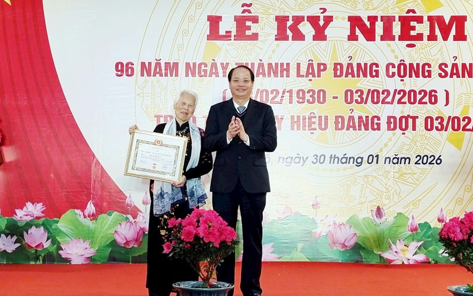 Phường Đại Mỗ trao Huy hiệu Đảng cho 68 đảng viên, lan tỏa khí thế mới từ truyền thống 96 năm vẻ vang của Đảng