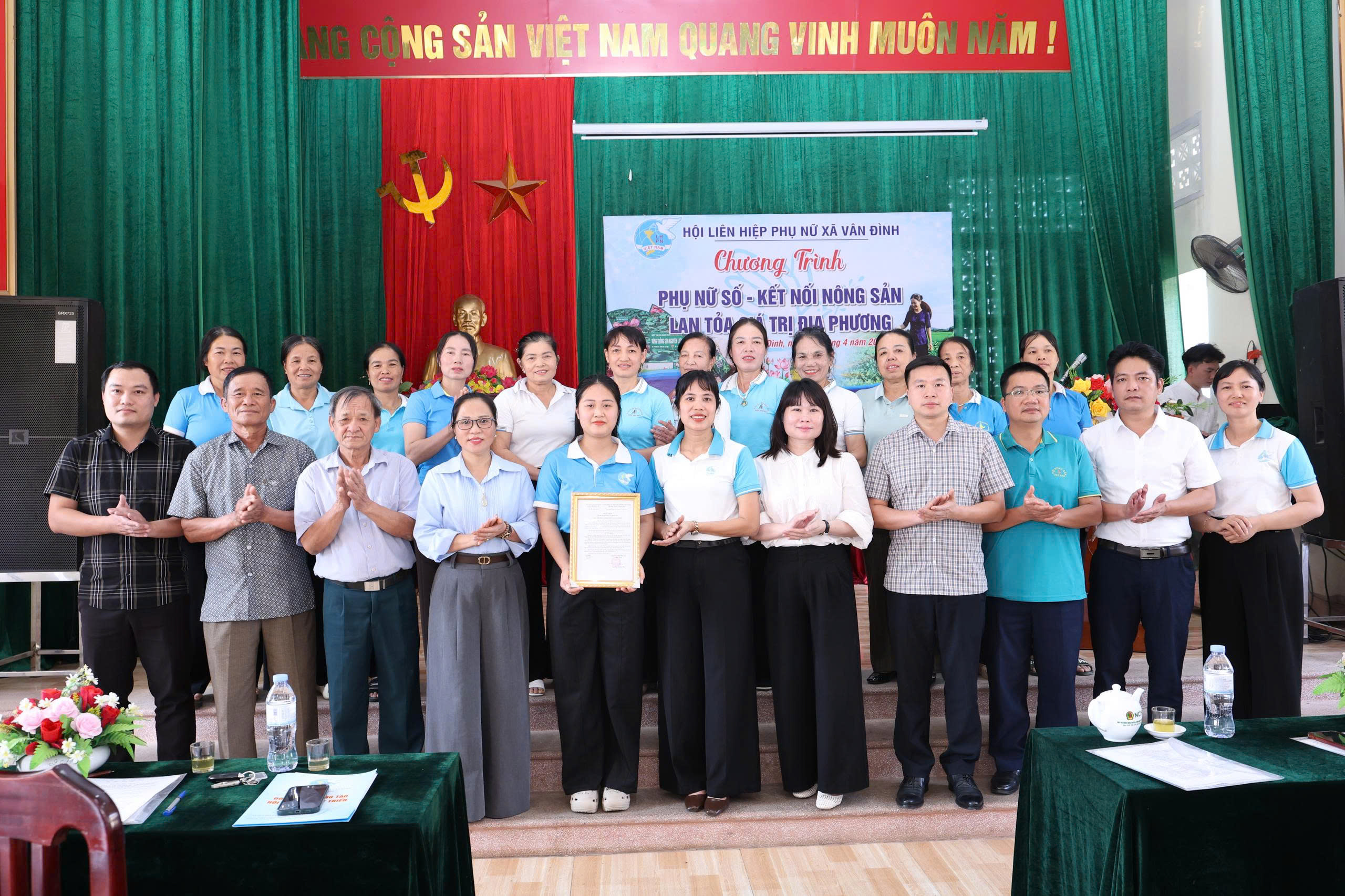 Phụ nữ xã Vân Đình tích cực tham gia chuyển đổi số và phát triển kinh tế nông thôn