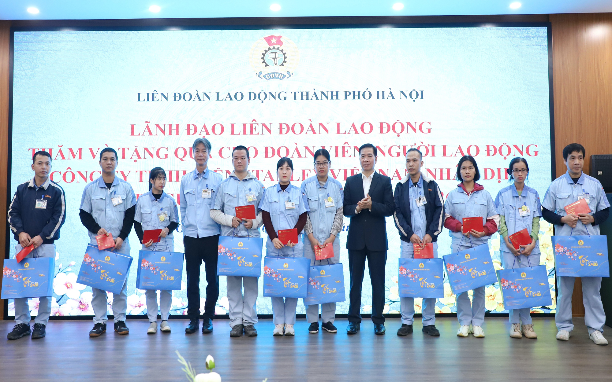 Xã Gia Lâm: Liên đoàn Lao động thành phố trao hàng trăm suất quà, tiếp sức người lao động dịp Tết Bính Ngọ 2026